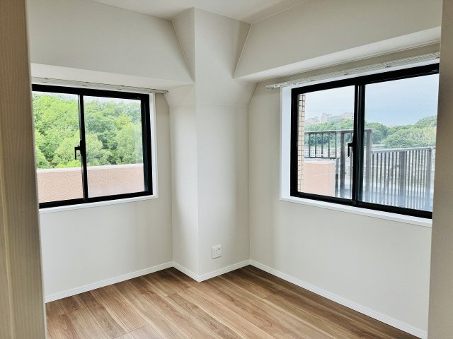 ハイホーム南大沢の子供部屋|～4.7帖の洋室　2面採光で明るく風通しの良いお部屋です～