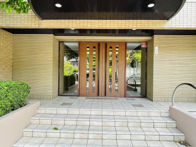 ハイホーム南大沢のエントランス|～管理形態は全部委託式　キレイにメンテナンスされているマンションです～