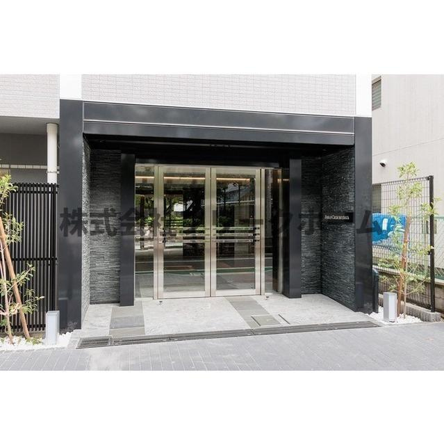 三鷹市下連雀４丁目の賃貸マンションのエントランス