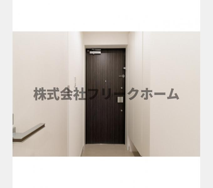 三鷹市下連雀４丁目の賃貸マンションの玄関