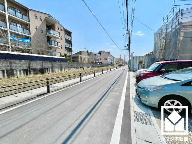 伏見区羽束師菱川町　第1　4号棟の前面道路含む現地写真