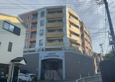 【構造・工法・仕様】 | ランドシティ古淵アルテリア | ＲＣ造、Reinforced Concreteは直訳すると補強されたコンクリートです。主に柱や梁・床・壁が鉄筋とコンクリートで構成おり、鉄筋を組んだ型枠にコンクリートを流し込んで固めたものを指します。
