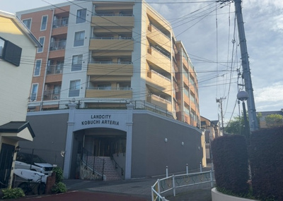 【外観】 | ランドシティ古淵アルテリア | 外観はマンション管理がされているかの目安になります。築年数が古いと、壁面は劣化してひび割れが生じることも！建物が古びていても細かいところが修繕されていると、きちんと管理されているなぁと感じるでしょう。