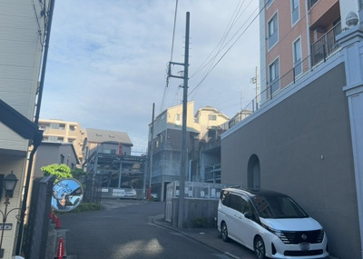 【駐車場】 | ランドシティ古淵アルテリア | 駐車場と明記されていても、最小スペースでつくられた駐車場だと大型車は駐車できなかったり、出入りしにくくなったりする可能性があります。お車のサイズと購入したい物件の駐車場のサイズを現地で確認しましょう。