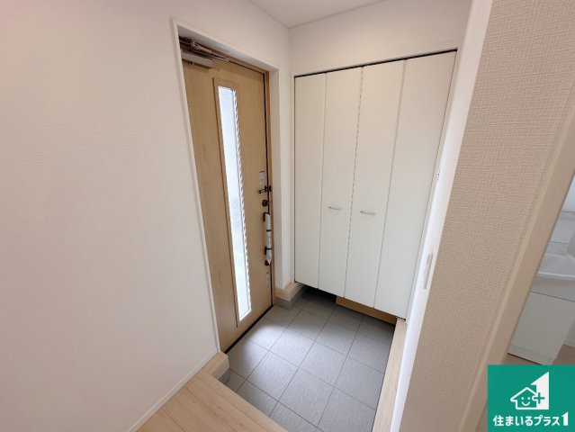 明石市大久保町谷八木　第6期　新築一戸建ての玄関|シューズボックスにはたくさんの靴が収納できるので玄関周りはいつもスッキリ！ご家族が増えても安心！