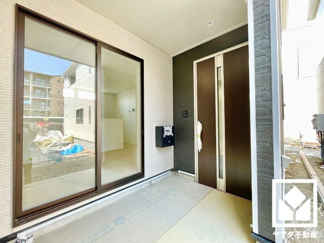 伏見区羽束師菱川町　第1　5号棟の前面道路含む現地写真