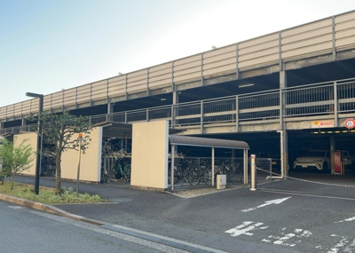 【駐車場】 | フェアヒルズ南大沢シエルコート | 車一台あたりに必要なスペースは、標準サイズの普通自動車で横幅2m50cm、長さ5mは必要になります。ただし、乗降のことも考慮して横幅3m30cm、長さ5m50cmほどは確保できるところを選びましょう。