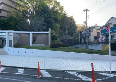 【庭】 | フェアヒルズ南大沢シエルコート | 物件によっては、入居者が個人的に使用できる専用庭がついているものもあります。また、住宅の中にある土間の部分を庭と呼ぶこともあります。庭の用途は住む人によって変わり、それによってデザインもさまざまです。