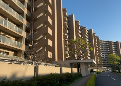 【構造・工法・仕様】 | フェアヒルズ南大沢シエルコート | ＲＣ造、Reinforced Concreteは直訳すると補強されたコンクリートです。主に柱や梁・床・壁が鉄筋とコンクリートで構成おり、鉄筋を組んだ型枠にコンクリートを流し込んで固めたものを指します。