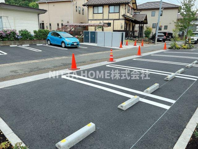 シャーメゾン境谷の駐車場|敷地内に駐車場も完備◆