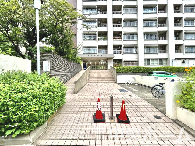 牡丹町住宅のエントランス|【エントランス】マンションのエントランスは、その物件の印象を決める、顔とも言える場所です。毎日通る場所ですからきれいなのが一番です。