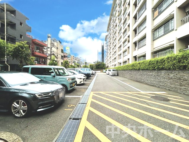 牡丹町住宅の駐車場|【敷地内駐車場】最新の空き状況や費用などの詳細は担当スタッフまでお問い合わせください。