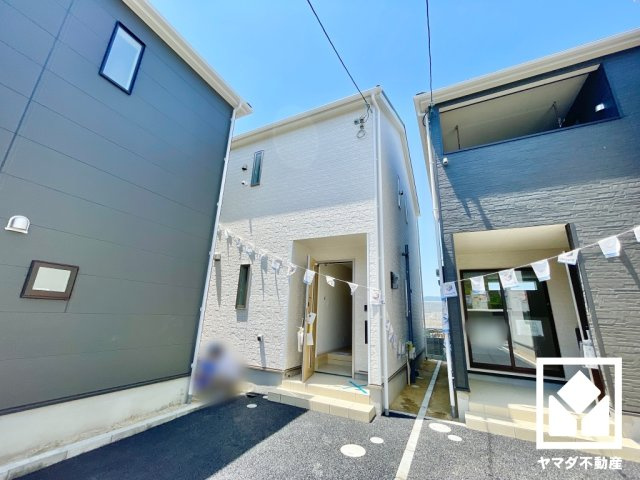 伏見区羽束師菱川町　第1　6号棟の前面道路含む現地写真