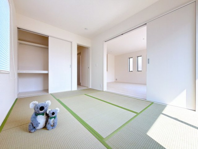 【和室】 | 伊勢崎市国定町　新築住宅 | リビングに隣接する和室は柔らかな畳で音も響きにくく衝撃を吸収。キッズスペースとしても使用可能です。