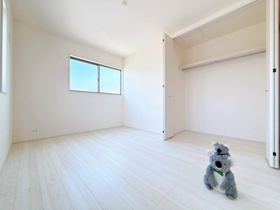 【洋室】 | 伊勢崎市国定町　新築住宅 | 広さはお子様の勉強部屋にも適した広さ！
勉強机や本棚などの家具を置いてもフリースペースも確保することができます。