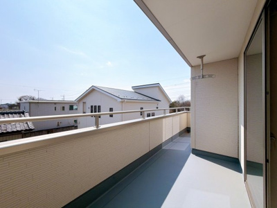【バルコニー】 | 伊勢崎市国定町　新築住宅 | 日当たりの良いバルコニーで毎日の暮らしに明るさとゆとりを。洗濯物もよく乾き、季節の移ろいを感じながら過ごせます。