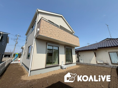 【外観】 | 伊勢崎市国定町　新築住宅 | 完成済み！いつでも新生活を始めることができます。
開放感あるLDK！
陽当り、風通しも良い暖かな住まいです。
KOALIVE （コアライブ）【0120-919-727】