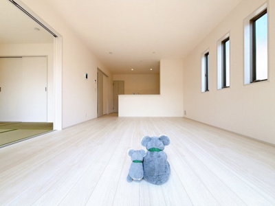 【居間・リビング】 | 伊勢崎市国定町　新築住宅 | 家族が自然と集まるリビング・ダイニング明るい光が差し込み、笑顔があふれる心地よい空間です。ゆったりとした広さで、くつろぎの時間をお過ごしいただけます。