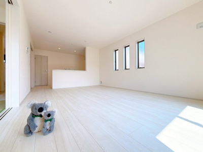 【居間・リビング】 | 伊勢崎市国定町　新築住宅 | ≪LDK≫
リビング・ダイニングは白を基調としたシンプルな空間。
雑貨やこだわりの家具など、レイアウトも自由に楽しめます！