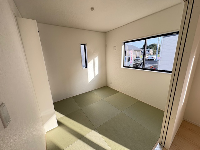 上里町黛第１（全8棟）7号棟の前面道路含む現地写真