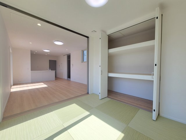三田小学校前・新築戸建のその他|【アルミ樹脂複合サッシ】
上枠・下枠ともに樹脂カバー構造に加え、内レールの外側に断熱樹脂を設けることにより室内外を分離。熱が伝わりにくい構造により断熱効果を発揮し、結露の発生も抑えます。