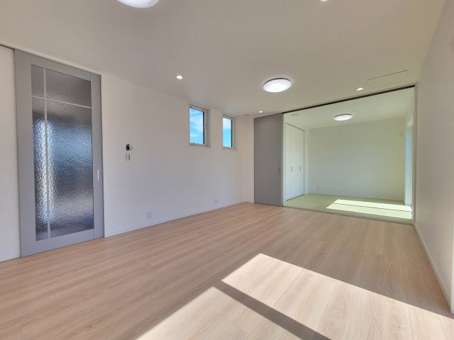 三田小学校前・新築戸建の居間・リビング