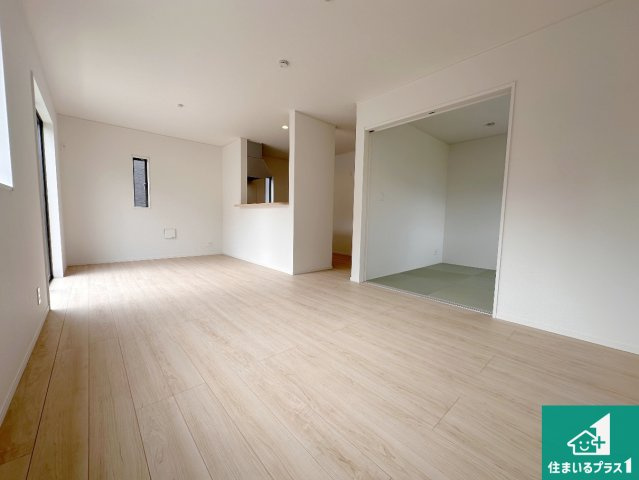 明石市大久保町谷八木　第6期　新築一戸建ての居間・リビング|日当たり良好の明るいリビングで朝の目覚めもスッキリできそう！対面キッチンでご家族のコミュニケーションも自然と増える設計！小さなお子様が遊ぶスペースを作っても広々とくつろげるLDK！