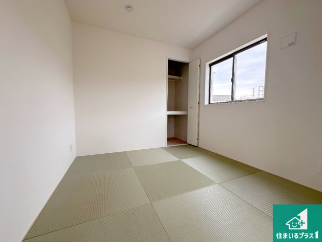 明石市大久保町谷八木　第6期　新築一戸建ての和室|寝室は心地よい眠りについてもらいたくて、シンプルかつ開放的な空間な設計にしています！大きな窓から差し込む日が心地いいです♪