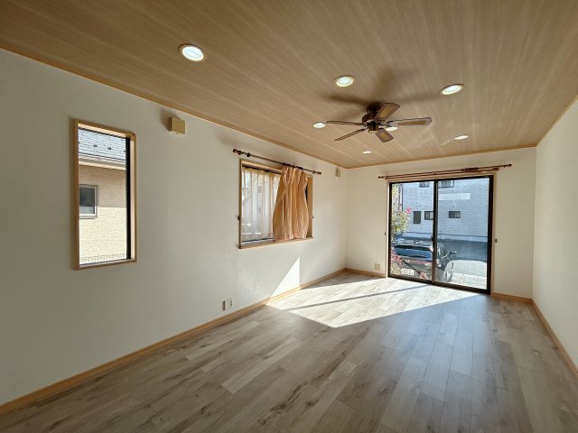 いわき市小名浜相子島　3SLDKの住宅です。の洋室|◆居室の写真です◆　日当たり良好の居室は気持ちが良いですね。　家族構成によって色んなアレンジを加えられます♪それぞれにプライベートなスペースを持ち、子どもたちの成長も見守ることができますね。

