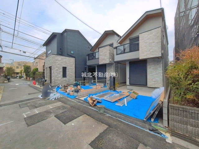 練馬区桜台5丁目 全3棟 B号棟の前面道路含む現地写真|南西側約4.0公道に面する立地