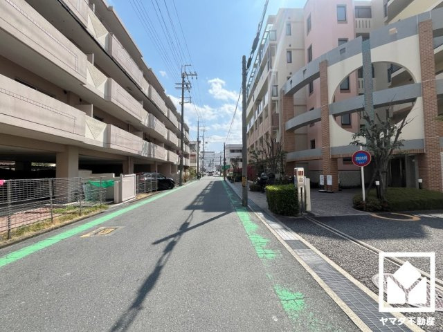 パレ武庫之荘富松の杜の周辺|「ローソン尼崎富松町一丁目店」まで徒歩1分、「スーパーオオジ富松店」まで徒歩3分、「ドラッグストアライフォート南塚口店」まで徒歩5分など、お買い物施設が徒歩圏内に複数あり便利な住環境です。