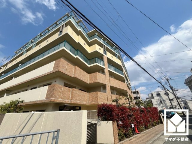 パレ武庫之荘富松の杜の外観|北側に西宮市から大阪府豊中市までを結ぶ県道606号線が通っています。名神高速道路の尼崎インターチェンジも下道10分圏内で、西宮・神戸方面や大阪方面へも出やすく、車での移動にも便利な立地です。