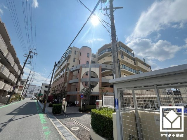 パレ武庫之荘富松の杜のその他共用部分|トイレにもトイレットペーパーのストックや消耗品置き場などとしてお使いいただける吊戸棚がございます。
