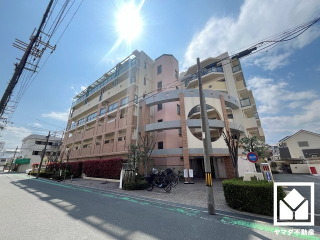 パレ武庫之荘富松の杜の外観|約5.2帖の和室には足腰へ負担を掛けずリラックスできる掘りごたつがございます。リビングに隣接しており、一体利用も可能です。