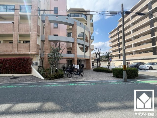 パレ武庫之荘富松の杜の外観|リビングは床暖房付きで、寒い冬でも足元ポカポカ。ホコリを巻き上げないのでお子様のいるご家庭にもおすすめです。エアコンの風が苦手な方や、アレルギー体質の方も快適にお住まいいただけます。