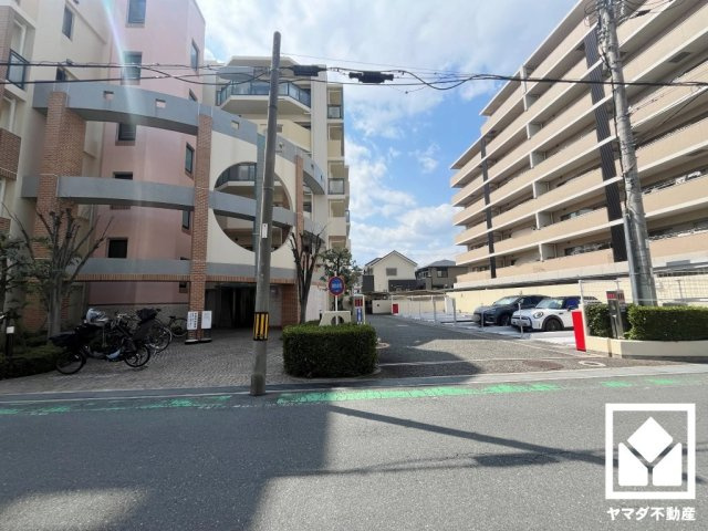 パレ武庫之荘富松の杜の外観|東側テラスのため、朝日が気持ちよく入り爽やかな一日を始められます。奥行きがあり広々としているため、お洗濯物もたっぷりと干す事ができます。