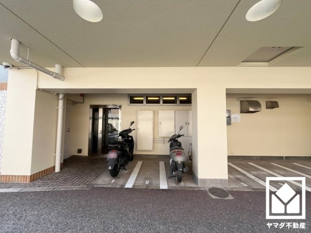 パレ武庫之荘富松の杜の駐輪場|屋内バイク置き場なので、雨や風、直射日光からお乗り物を守ることができます。