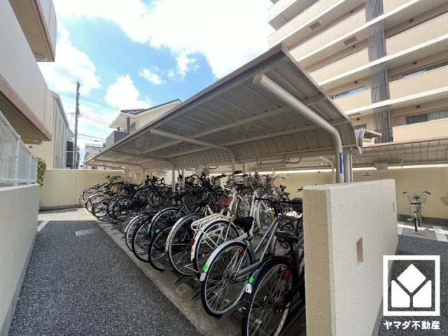パレ武庫之荘富松の杜の駐輪場|宅配ボックスも完備しています。留守でも安心、荷物の受け取りをスムーズに。