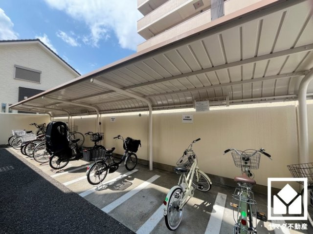 パレ武庫之荘富松の杜の駐輪場|屋根付きの駐輪場もございます。しっかり区画が整理されており使い勝手の良い設計です。