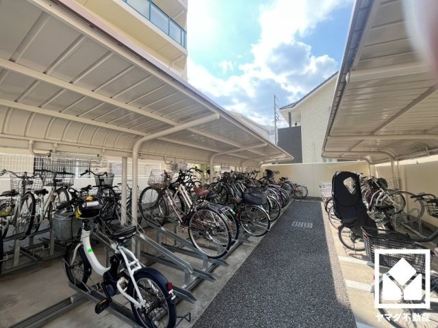 パレ武庫之荘富松の杜の駐輪場|サイクルラックの設置された駐輪場も完備。スッキリ整理されて、自転車同士の接触や転倒の心配がございません。