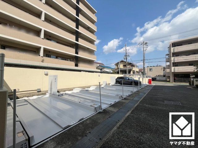 パレ武庫之荘富松の杜の駐車場|敷地内に駐車場を完備（月額16000円～18000円）。出入口は防犯性に優れたロボットゲート付き。空き状況等は弊社スタッフまでお気軽にお問い合わせください。