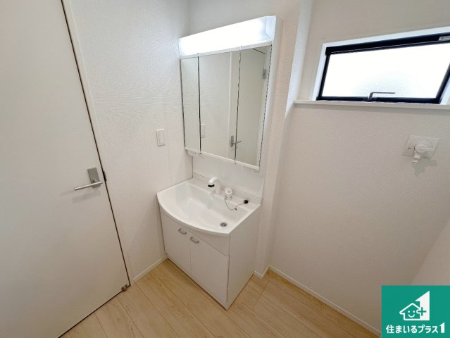明石市大久保町谷八木　第6期　新築一戸建ての独立洗面台|清潔感のある洗面台です。フラットな鏡は掃除がしやすく毎日清潔！鏡裏には収納があるのでスッキリとした洗面台が保てます。
