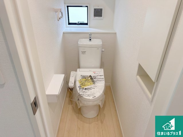 明石市大久保町谷八木　第6期　新築一戸建てのトイレ|1・2階の2ヶ所にあるので、朝の忙しい時間の順番待ちもなく、深夜の利用にも大変便利です。