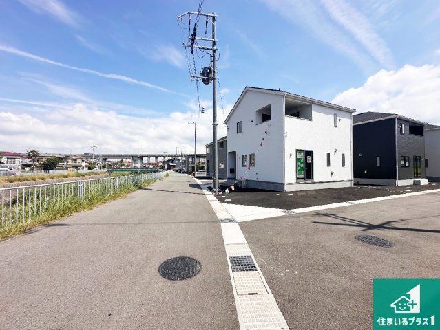 明石市大久保町谷八木　第6期　新築一戸建ての前面道路含む現地写真|周辺は閑静な住宅街！前面道路広々で車の出し入れも便利です。駐車が苦手な方でも安心して車庫入れできます！