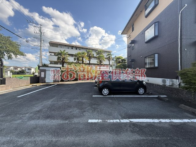 ニューライフつぶくB棟の駐車場|駐車場があるので、車を買う予定の方も安心です