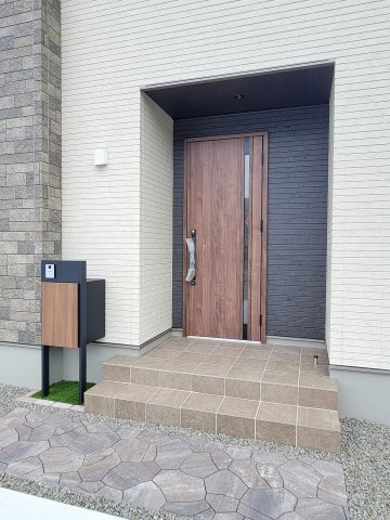 三田小学校前・新築戸建の玄関
