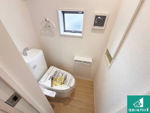 明石市大久保町谷八木　第6期　新築一戸建てのトイレ|1・2階の2ヶ所にあるので、朝の忙しい時間の順番待ちもなく、深夜の利用にも大変便利です。