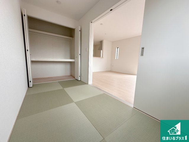 明石市大久保町谷八木　第6期　新築一戸建ての和室|寝室は心地よい眠りについてもらいたくて、シンプルかつ開放的な空間な設計にしています！大きな窓から差し込む日が心地いいです♪