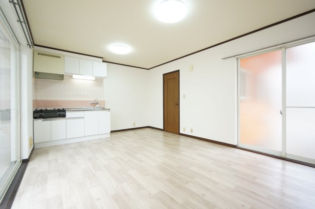 ジュネスフヨー都町の居間・リビング|ご見学・ご契約時の送迎可能！