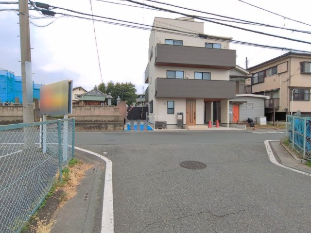 ふじみ野市市沢３丁目の新築一戸建の前面道路含む現地写真